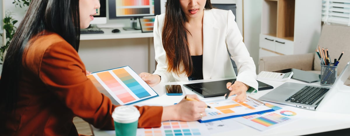 Designers werken samen aan een kleurenpalet en UX/UI project in een modern creatief kantoor
